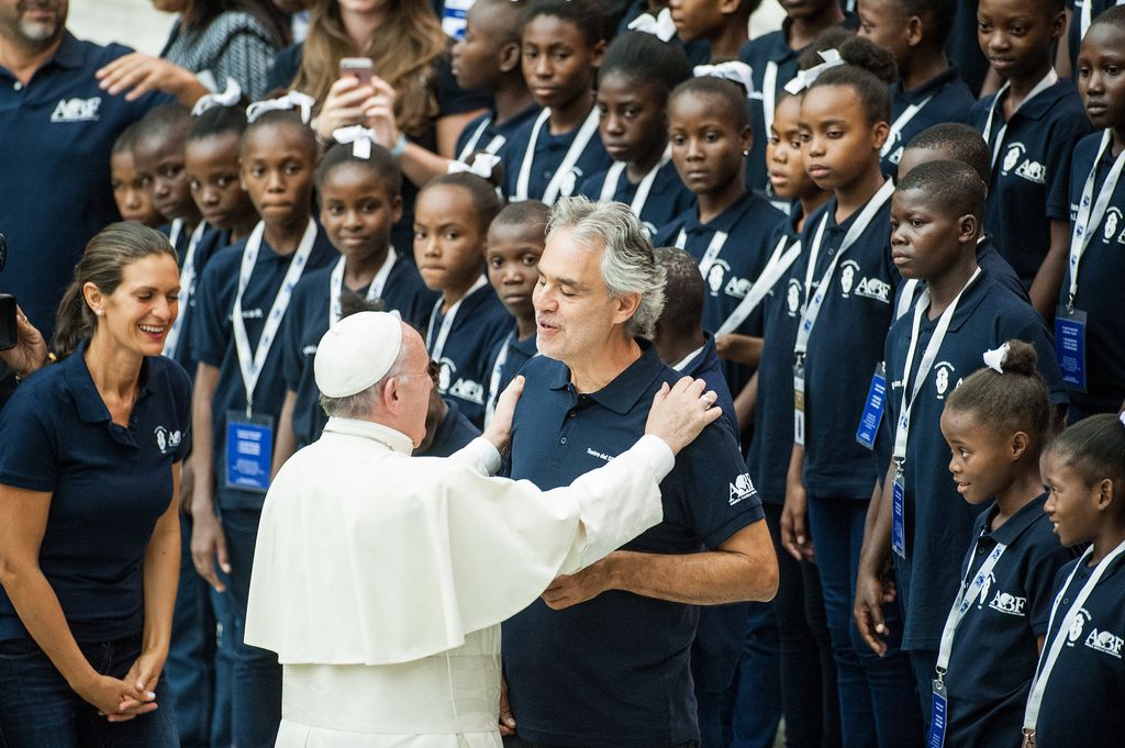 Andrea Bocelli recibió un cálido abrazo del Papa Francisco