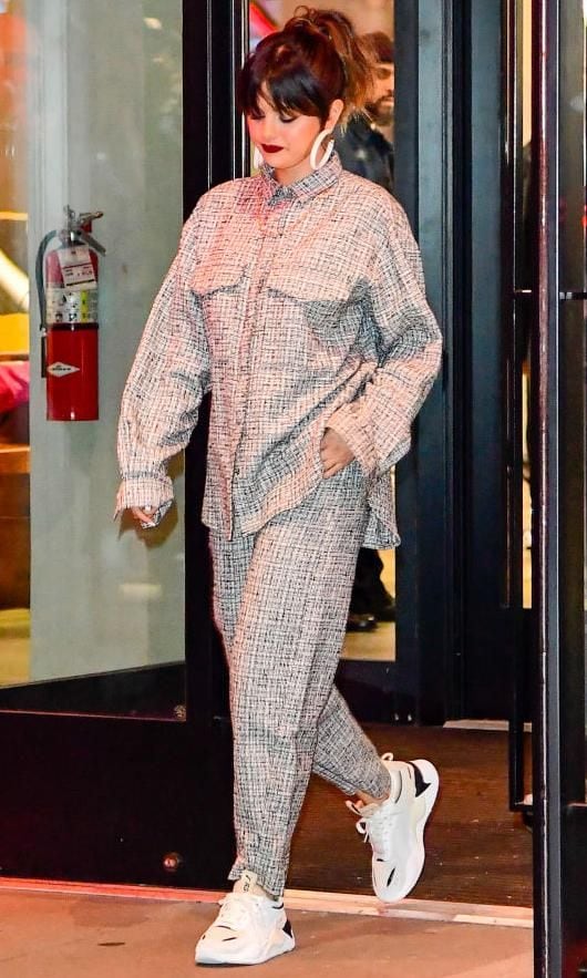 selena gomez con look deportivo y argollas blancas