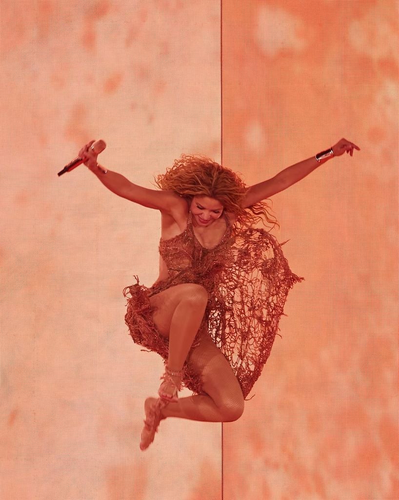 Shakira derrochó energía sobre el escenario, moviendo las caderas a su inconfundible ritmo, saltando y bailando sin parar