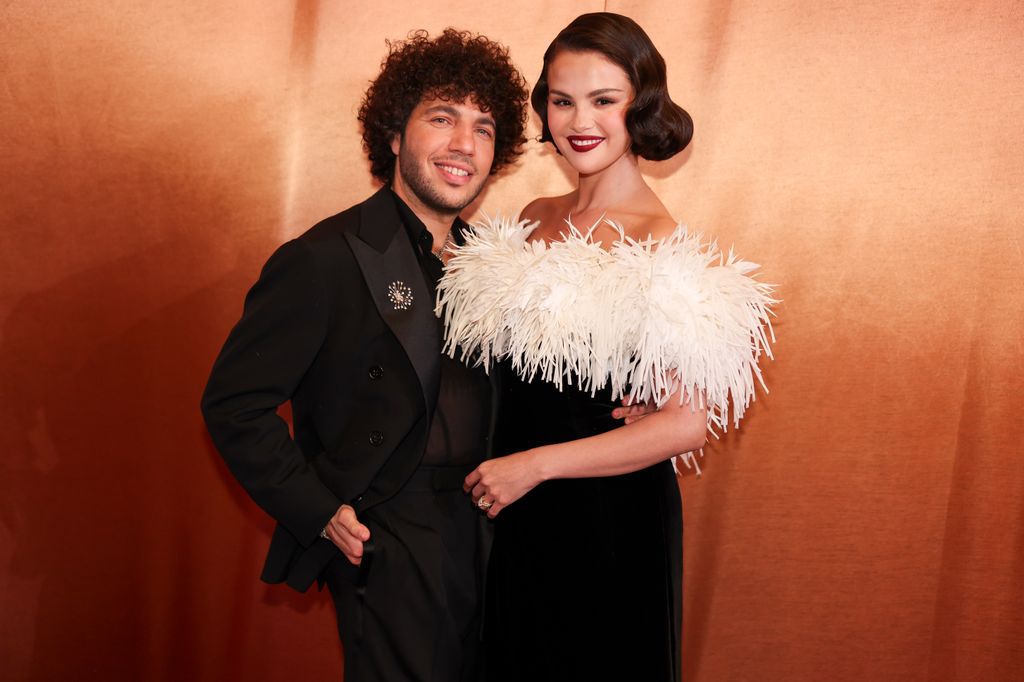 Benny Blanco y Selena Gomez en la 83 edición de los Globos de Oro