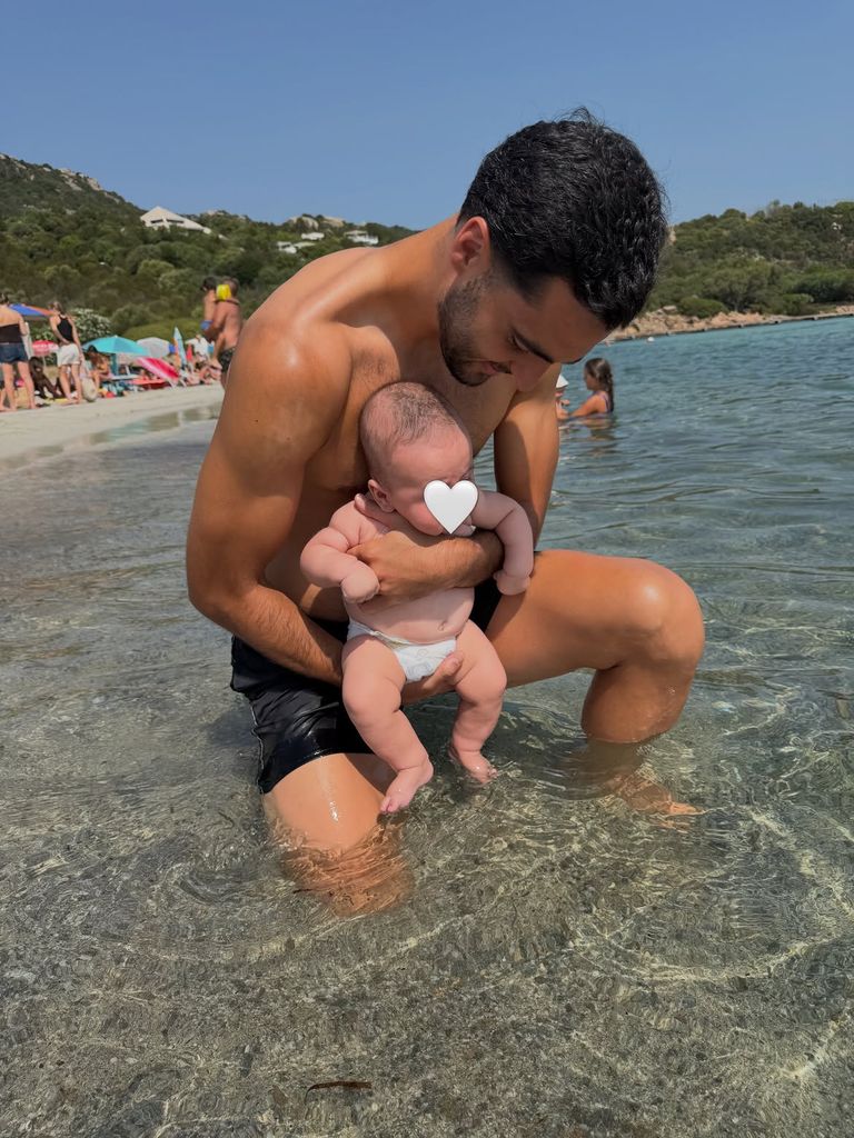 Mikel Merino y su bebé Marco