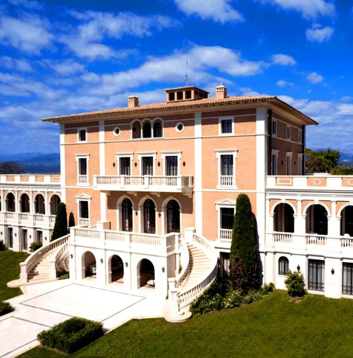 Fachada principal del Château de la Croix des Gardes