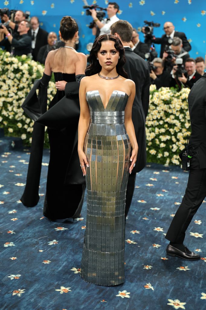 Jenna Ortega en la Gala del Met 2025 con un vestido firmado por Balenciaga.