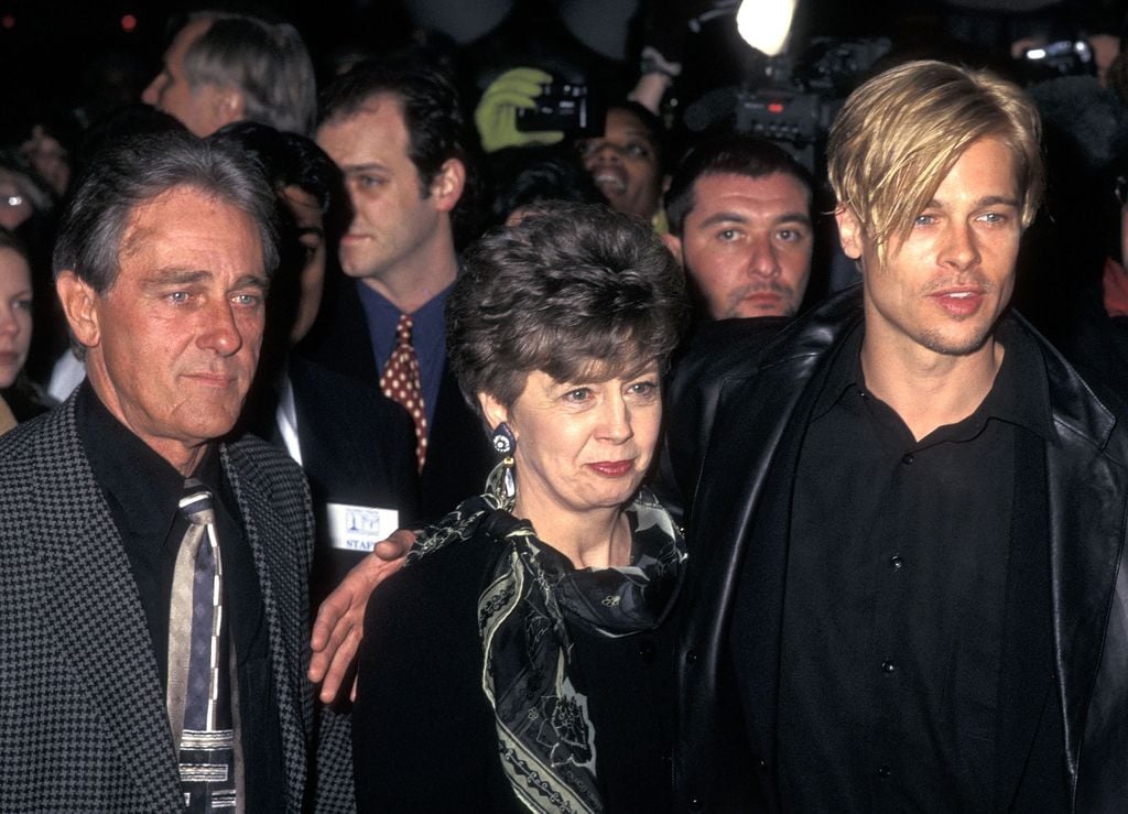 Brad Pitt con sus padres William Pitt y Jane Pitt en la premier de "The Devil's Own" en Nueva York, el 13 de marzo de 1997. 