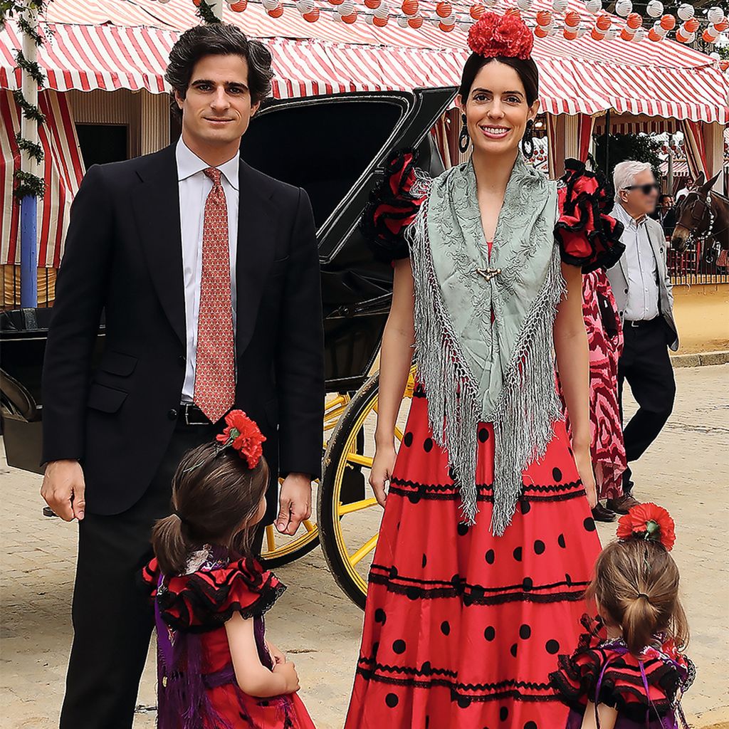 Sofía Palazuelo y su marido, Carlos, con sus hijas, vestidas de flamencas