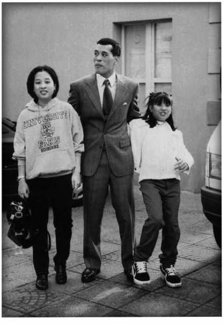 Rama X, con sus hijas Sirivannavari y Bajrakitiyabha de pequeñas