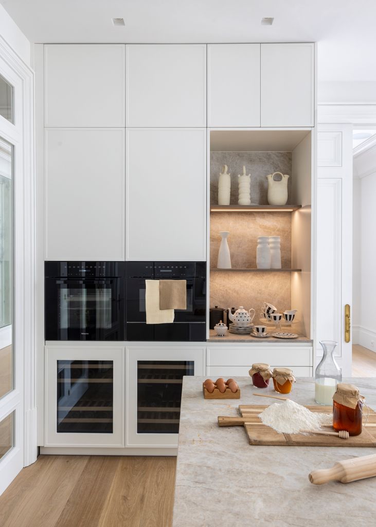 Cocina blanca con mueble desayunador en madera