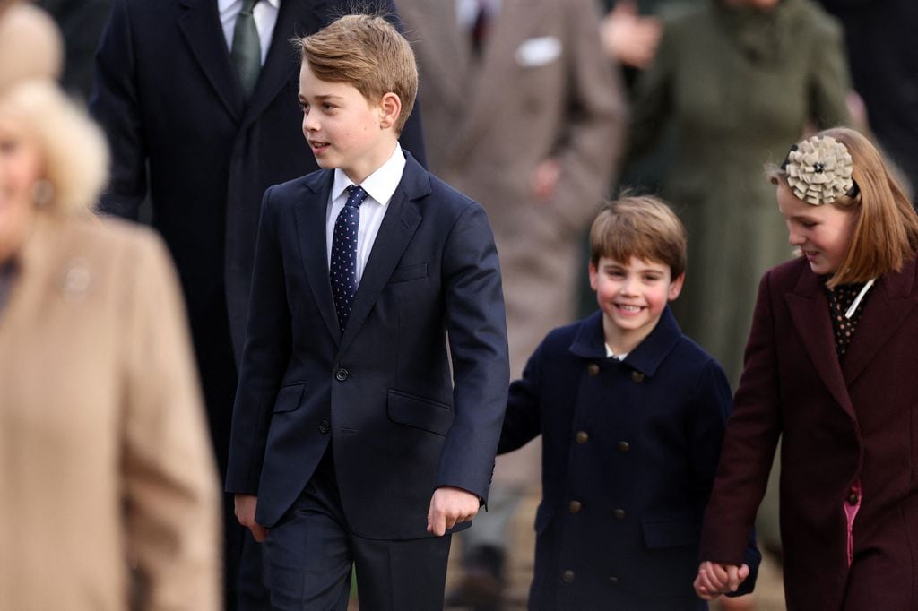 El príncipe George y el príncipe Louis con Mia Tindall 