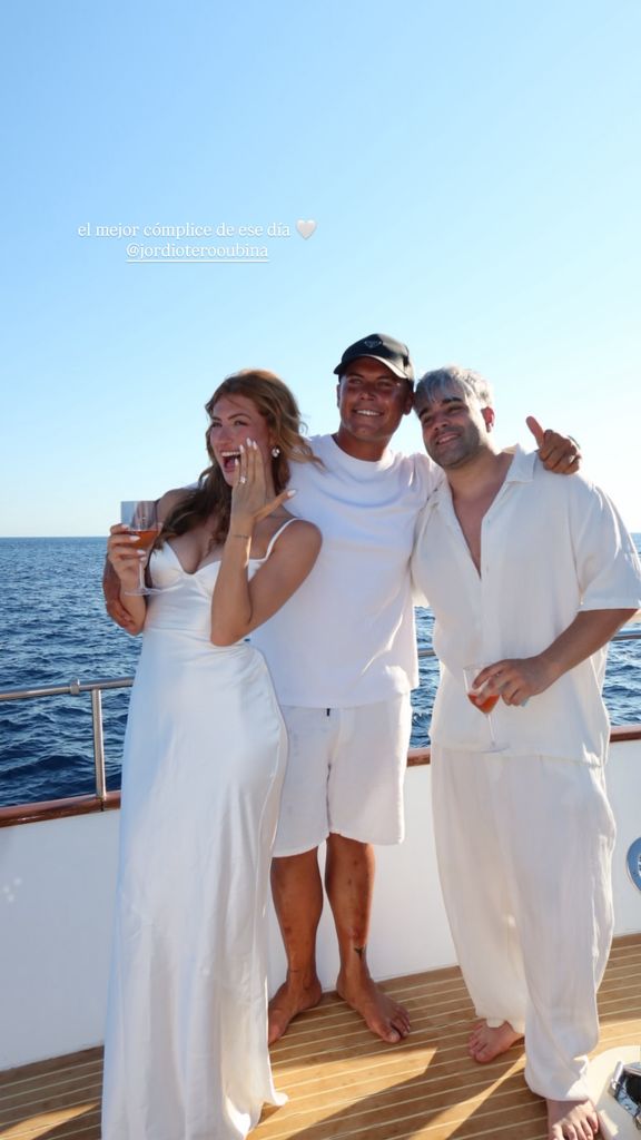 La pareja con un amigo en el día de su compromiso