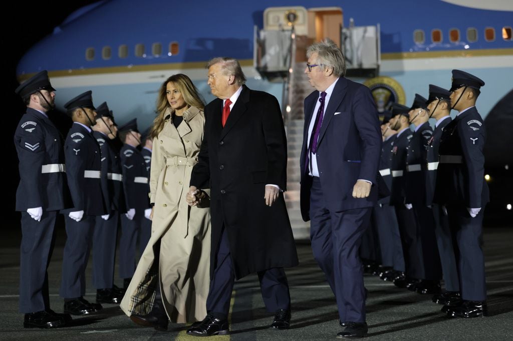 El presidente Donald Trump y la primera dama Melania Trump descendieron del Air Force One tras llegar al aeropuerto de Londres Stansted para una visita de Estado el 16 de septiembre.