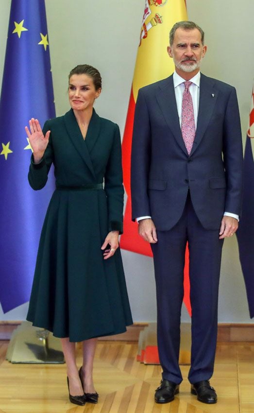 La reina Letizia aterriza en Croacia con su vestido verde Edimburgo que llevó en el homenaje al marido de Isabel II