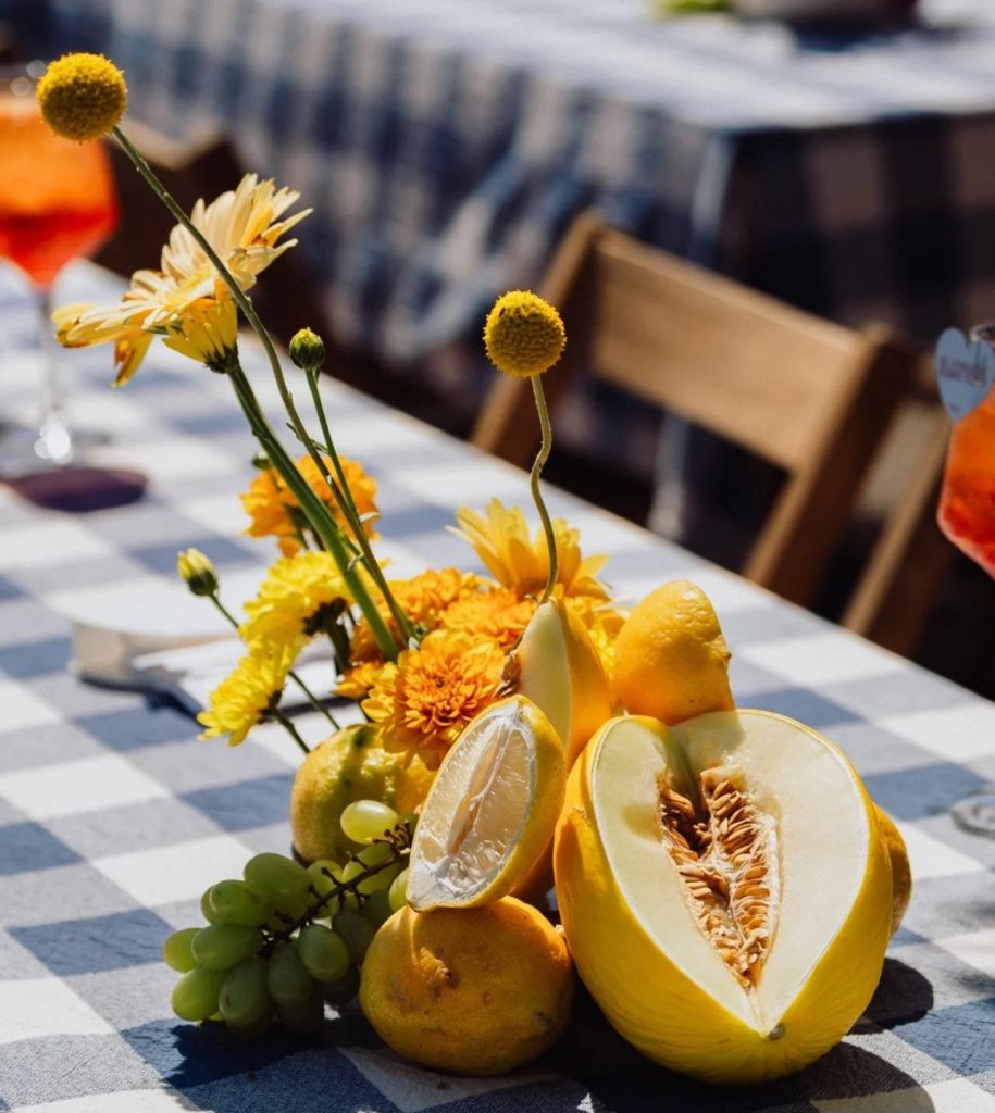 Decoración de mesas de boda con frutas y verduras melón