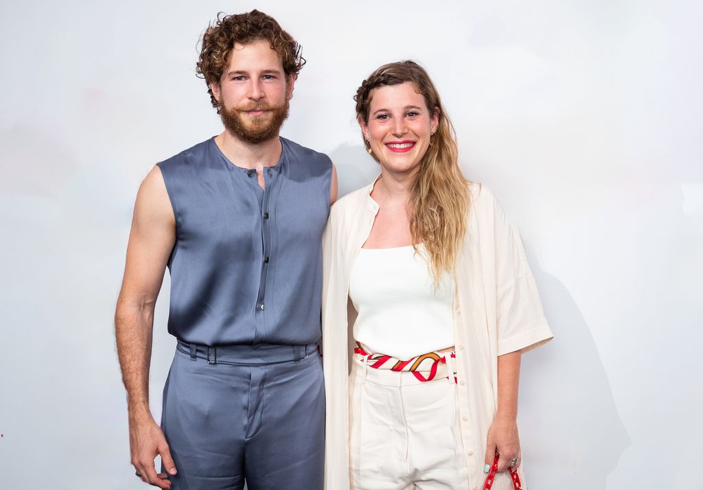 Ángela y Álvaro Cervantes posan juntos en la presentación  de Donde caben dos en Madrid