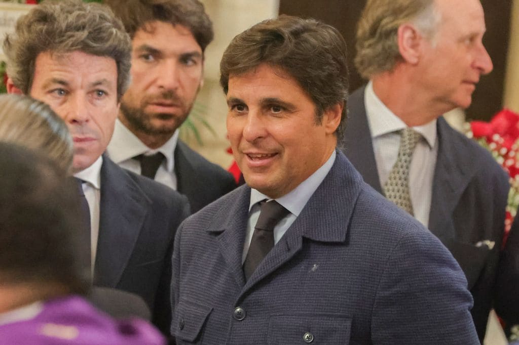 Francisco y Cayetano Rivera, a escasos metros de distancia, sin saludarse, en el funeral de Rafael de Paula