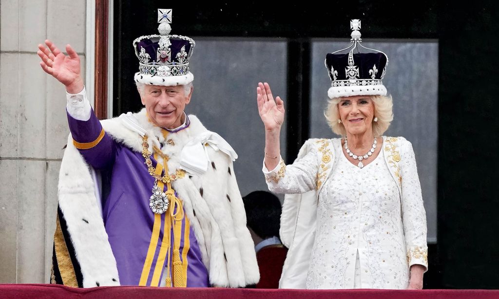HOLA4111 CARLOS III Y CAMILLA EN EL BALCÓN DE BUCKIMGHAM PALACE