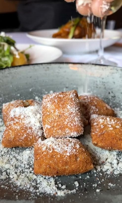 Toasted Raviolis de Charlie Gitto's on The Hill, otro de los restaurantes de San Luis donde esta receta tiene fama.
