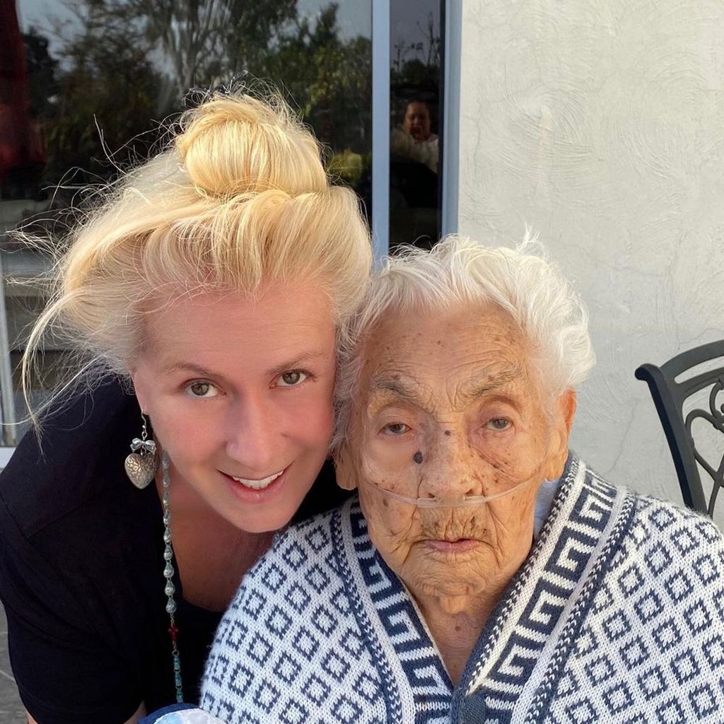 Laura Zapata y su abuela