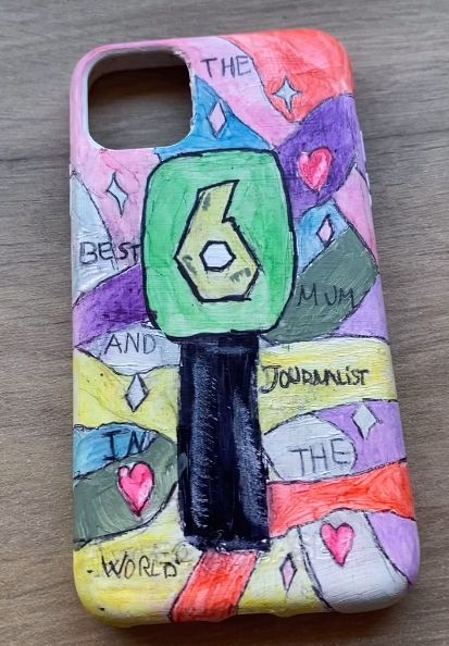 La funda del teléfono móvil de la periodista Verónica Sanz, presentadora de laSexta Explica