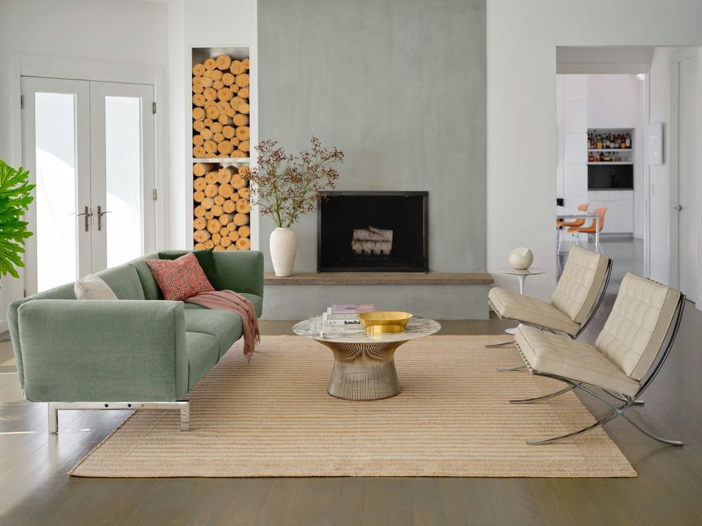 Sofá y butacas de Knoll conforman un salón de estilo minimalista cálido