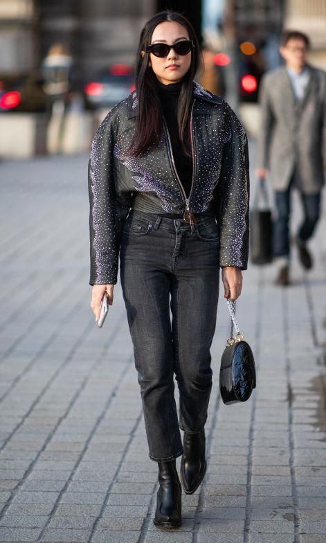 mujer con top de cuello de tortuga y leather jacket