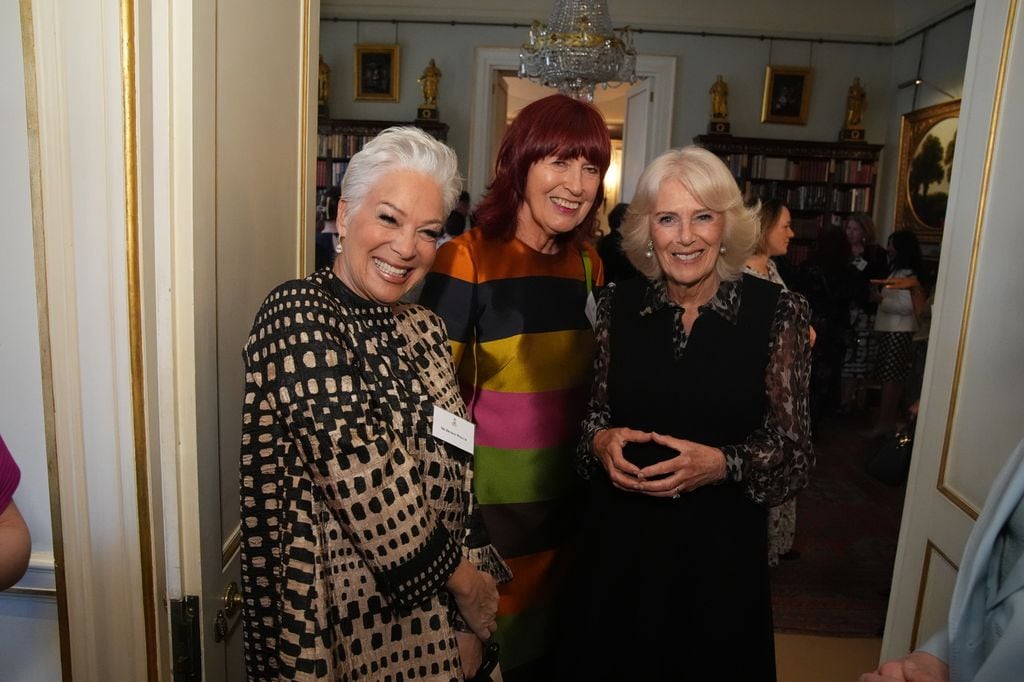 La reina Camila, mecenas de SafeLives, durante una recepción al conmemorar el 21.º aniversario de la organización benéfica en Clarence House en 1 de abril de 2025.
