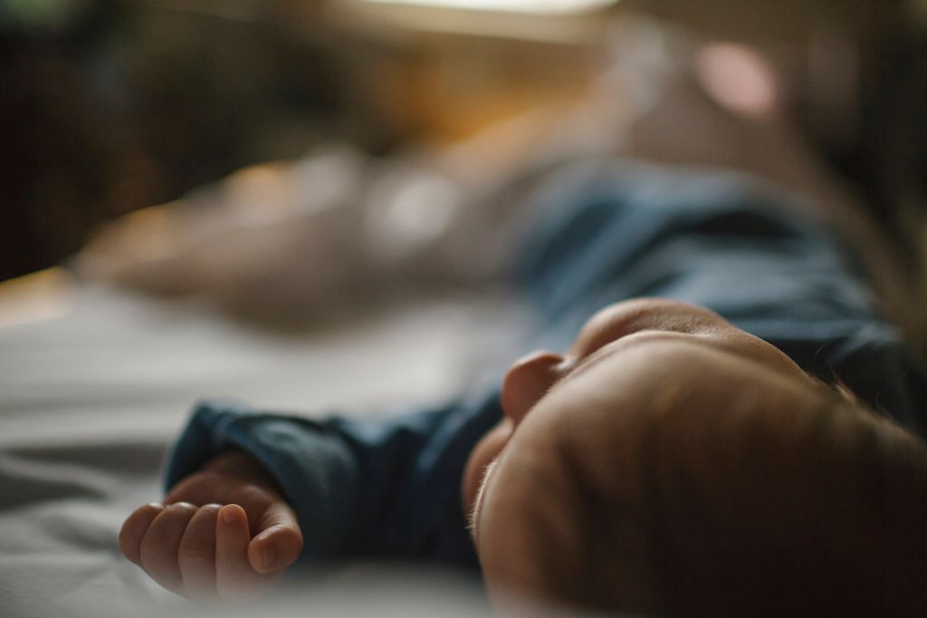 Bebé solo dormido