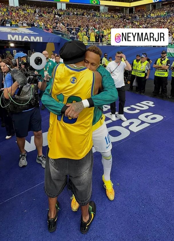 Ronaldinho saludó a Neymar antes del juego entre Brasil y Escocia el 24 de junio.