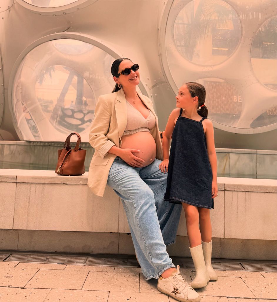Michelle Galván presume su pancita de embarazo junto a su hija Megan