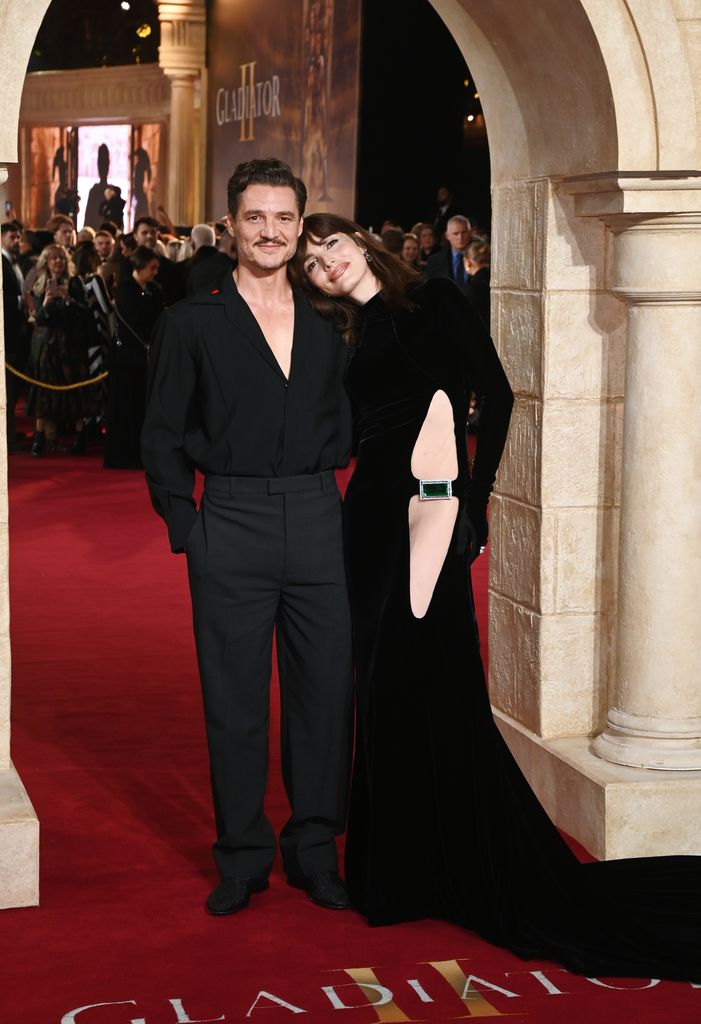Pedro Pascal y su hermana Lux en la premiere mundial de Gladiator II, celebrada en Leicester Square (Londres) el 13 de noviembre de 2024. Una noche especial en la que ambos brillaron tanto por su estilo como por su complicidad