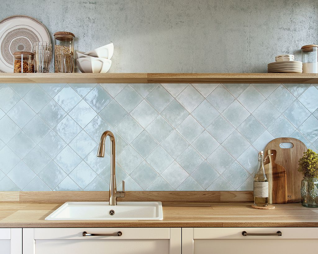 Pared de cocina con azulejos de color azul