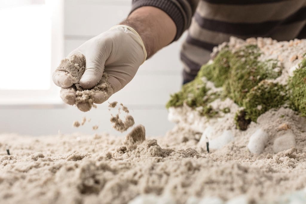 Poner la arena en el belén