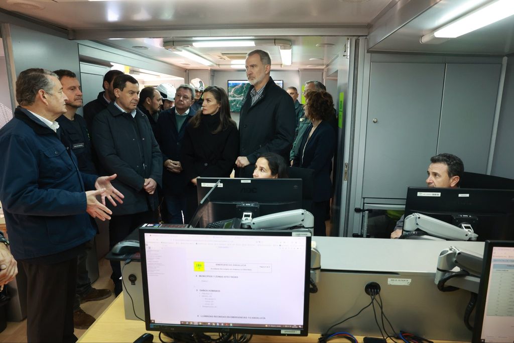 Los reyes en el centro de mando de crisis de Amaduz