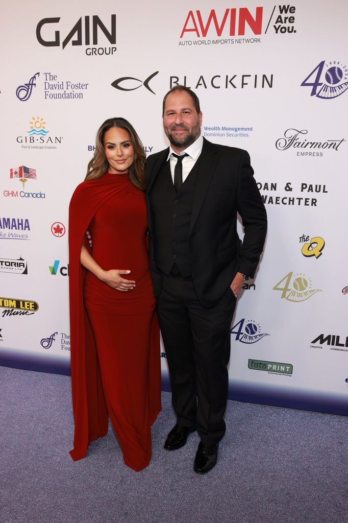 La cantante Pia Toscano y su esposo Carmen Educate en la gala de la Fundación David Foster.