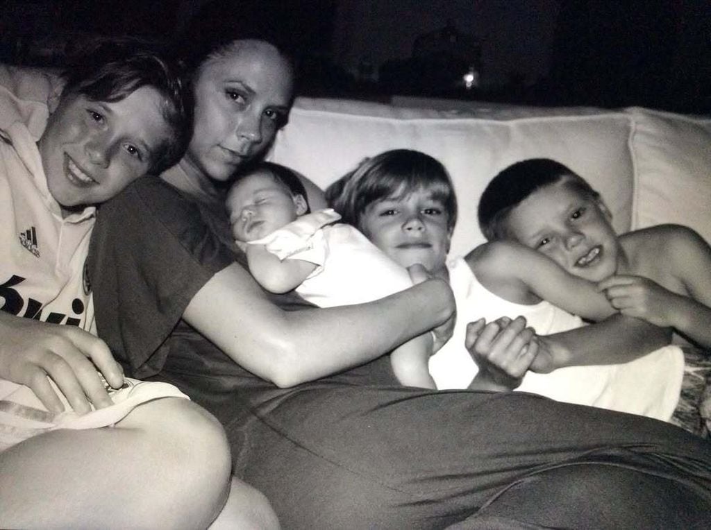 Victoria Beckham junto a sus hijos cuando eran pequeños