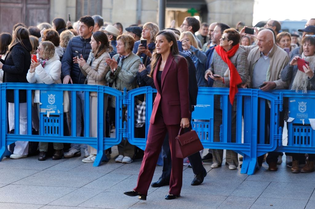 La reina Letizia, con total look en burdeos, llega al Palacio de Gobierno de Navarra