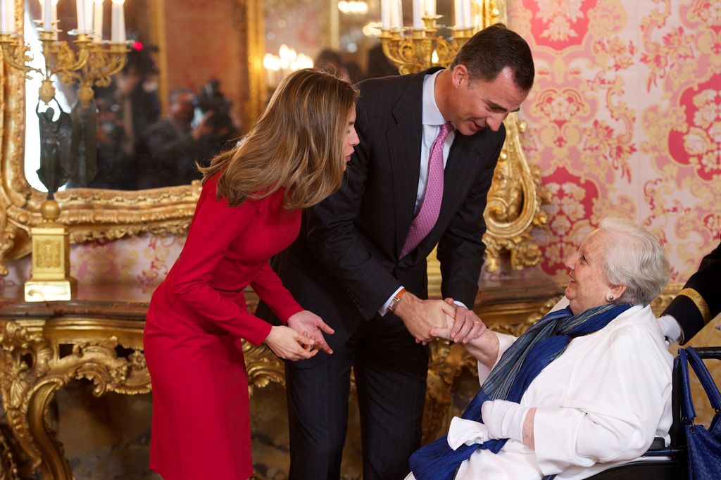 Los reyes Felipe y Letizia, entonces Príncipes de Asturias, recibiendo a Carmen Balcells