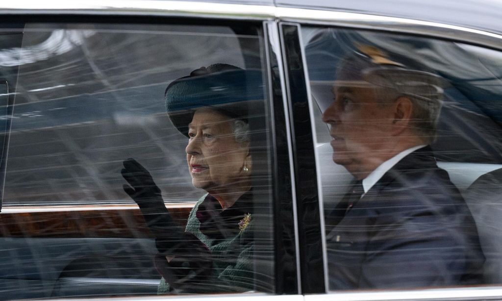 La reina Isabel con el príncipe Andrés