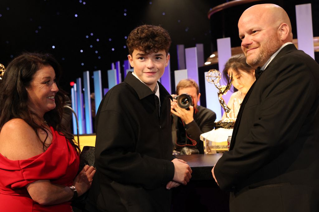 Owen Cooper, de 'Adolescencia', con sus padres en los premios Emmy 2025