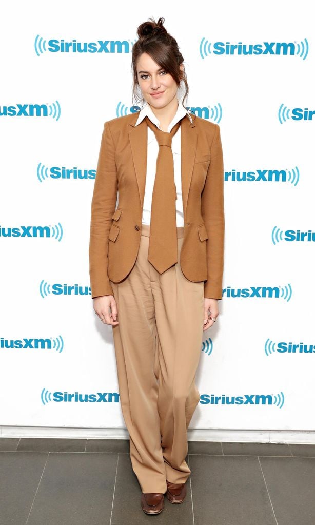 shailene woodley con traje y corbata