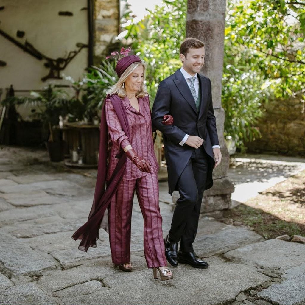 Madrinas de boda con pantalón y tocado