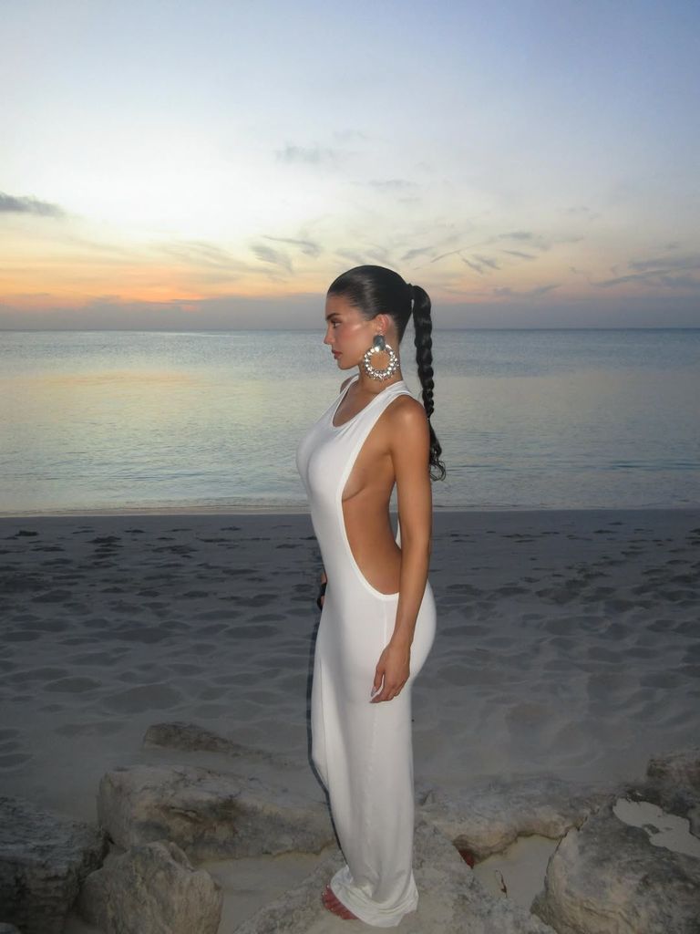 Un vistazo a otro de los atrevidos looks de playa de Kylie Jenner para su viaje por el Caribe.