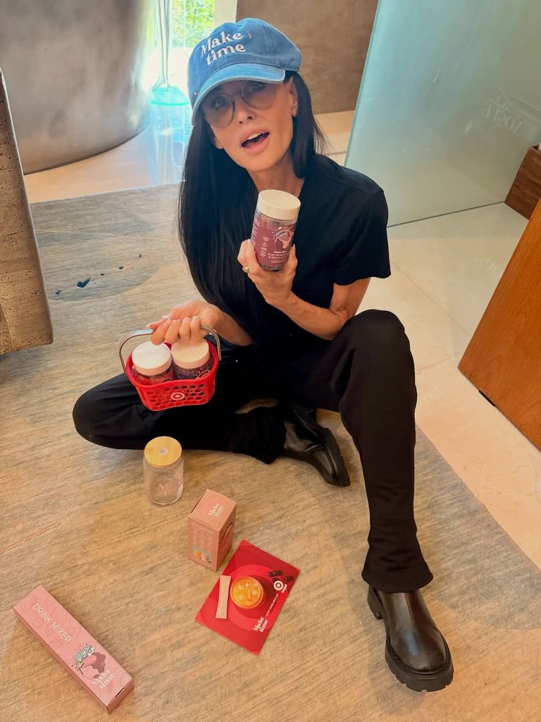 Demi Moore con los productos de Make Time Wellness