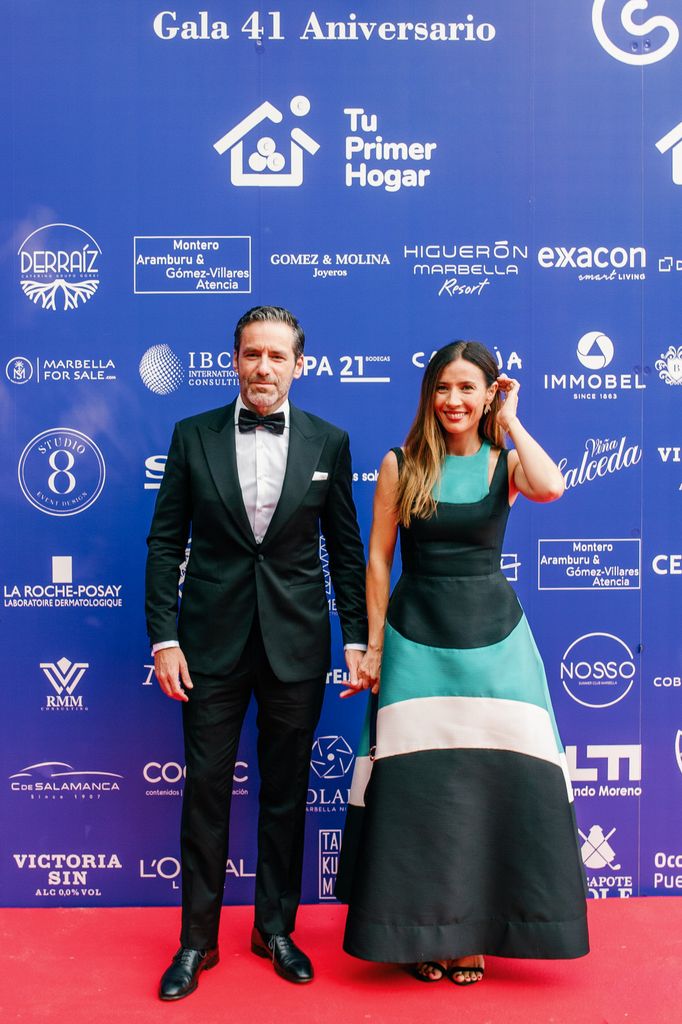 Borja Sémper y Bárbara Goenaga posando en el photocall de la velada