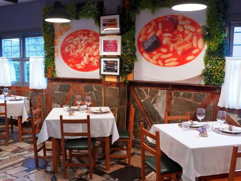 Un rincón del comedor de La Cantilla de Villalegre, donde presumen de algunos de sus premios.