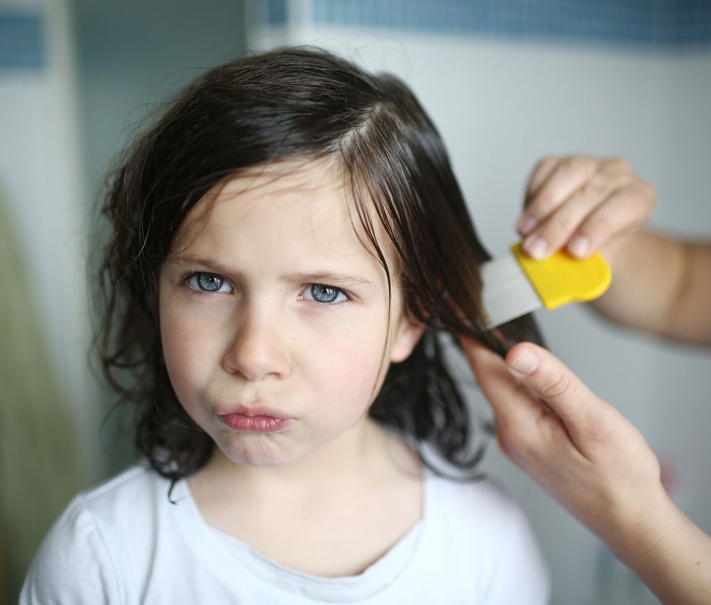 Niña pequeña mientras le pasan una lendrera