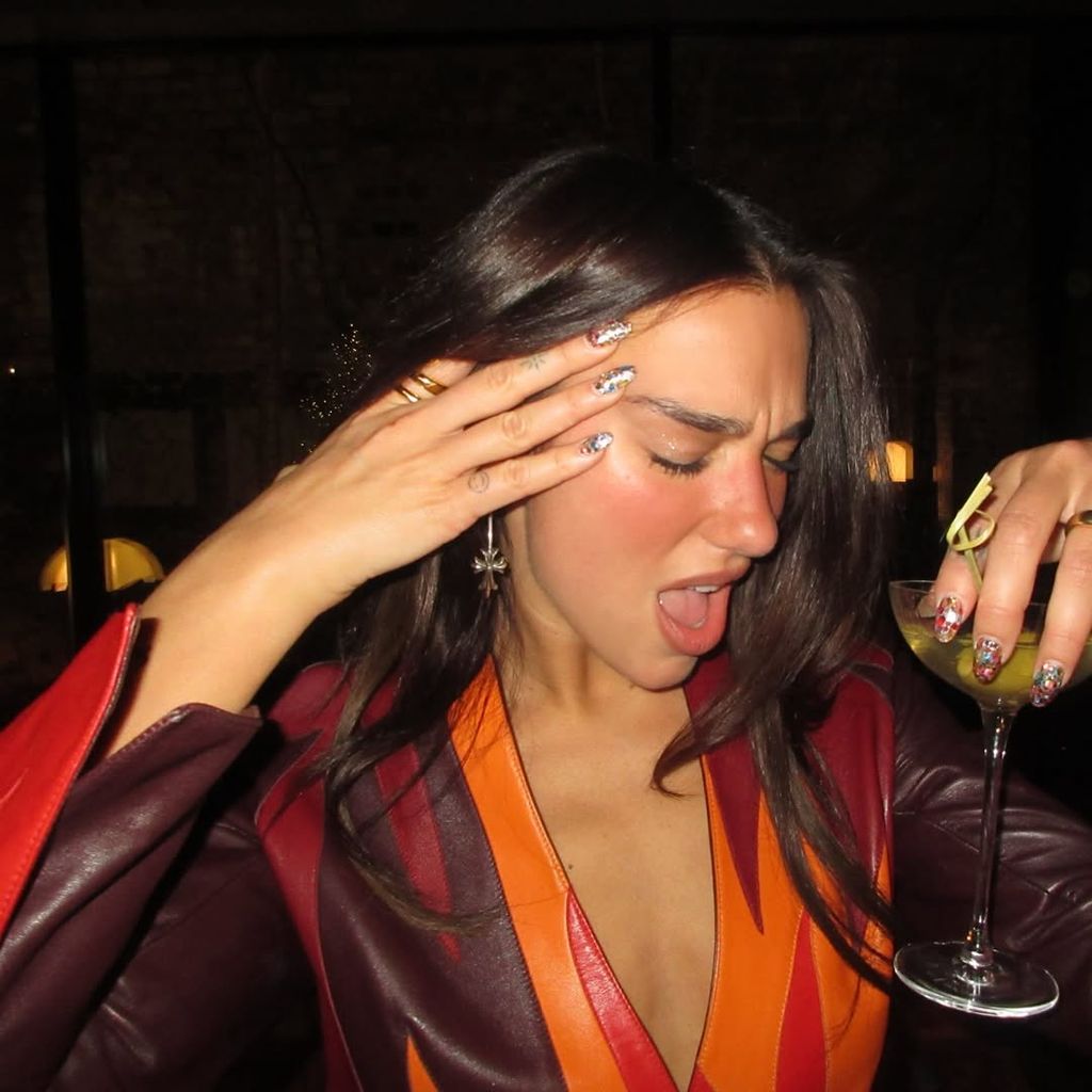 Dua Lipa muchas veces apuesta por Martinis como su cóctel insignia.