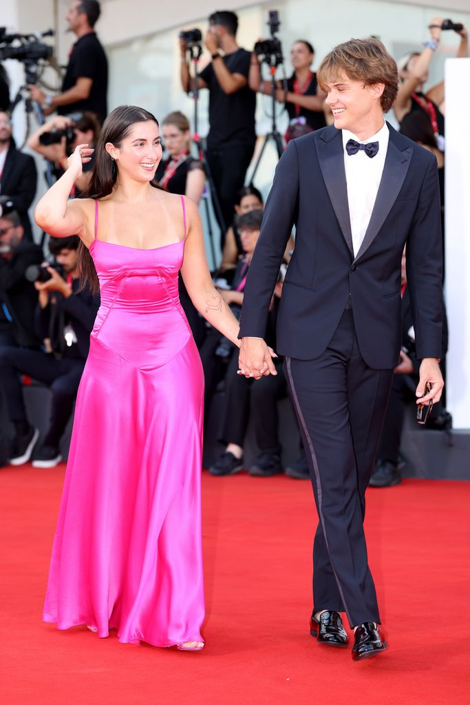 El actor Christopher Briney en el Festival de Venecia de 2024 con su novia, la actriz Isabel Machado