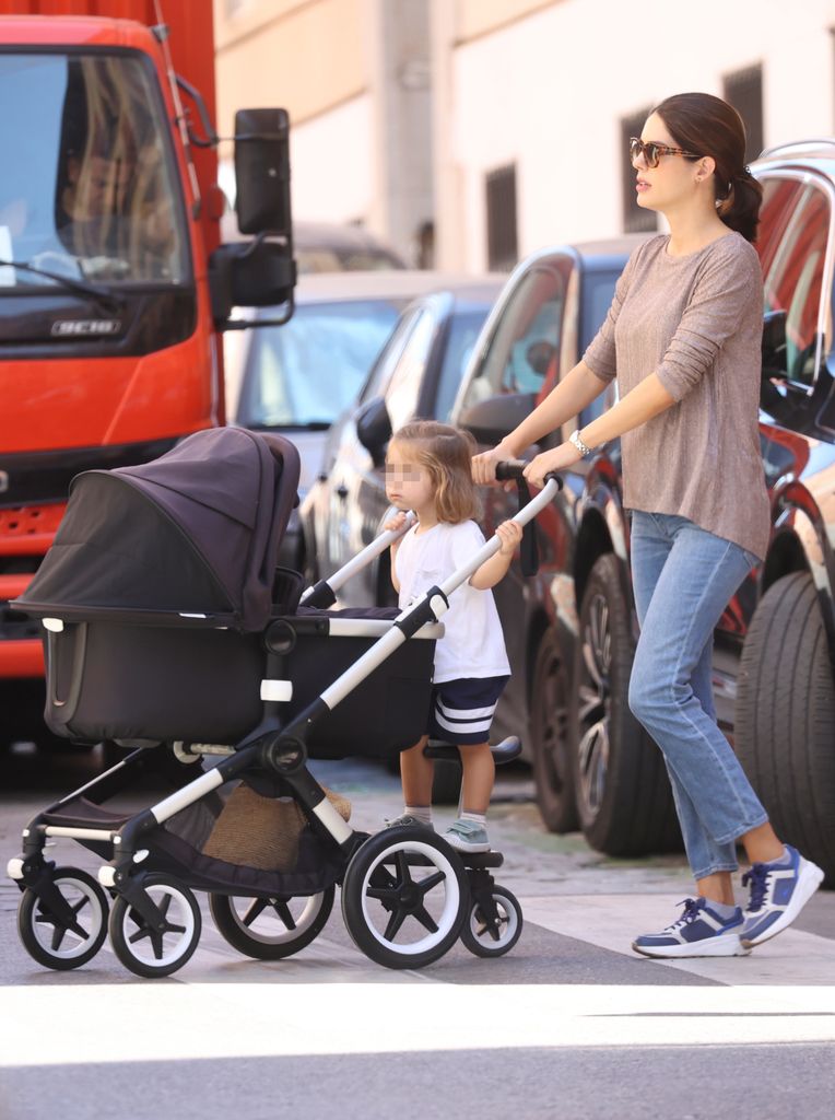 Sofía Palazuelo, primer paseo con su tercer hijo; Fernando, y su hija Sofía, en Madrid