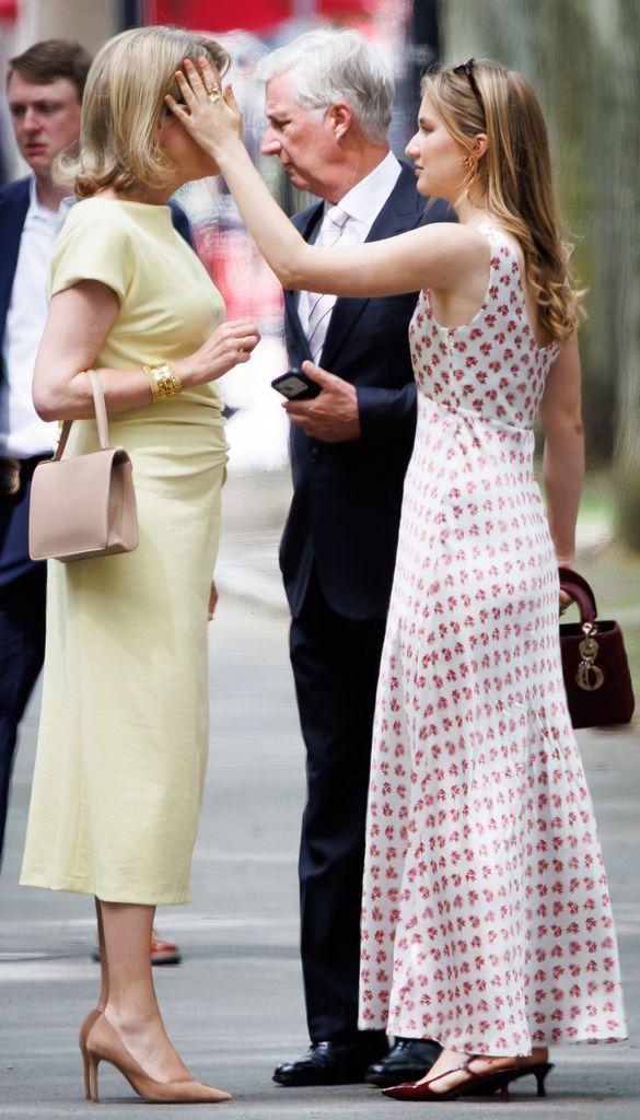 Elisabeth de Bélgica pendiente de su madre