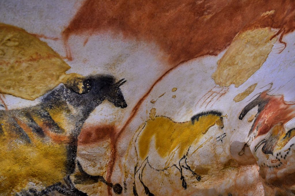 Una impresionante pintura de caballos realizada hace miles de años por los primeros grandes artistas de la humanidad, testimonio del origen del arte prehistórico
